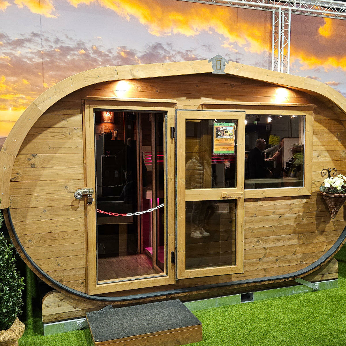 Elegante Holzsauna im Garten